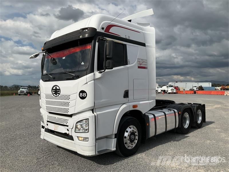 ELAM 550D 6x4 Tractocamion con Dormitorio / T/A Ca Vetopöytäautot