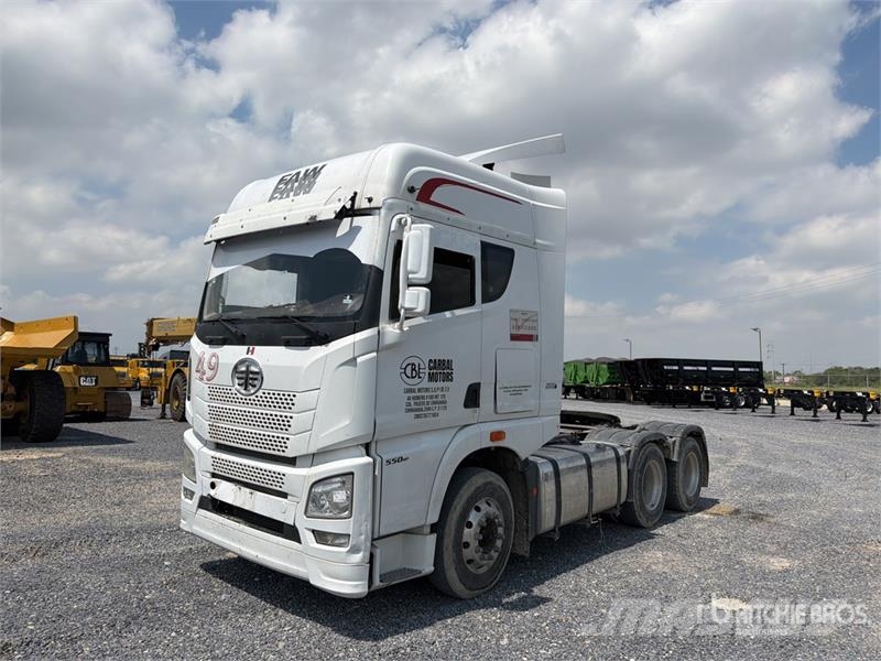 ELAM 550D 6x4 Tractocamion con Dormitorio / T/A Ca Vetopöytäautot