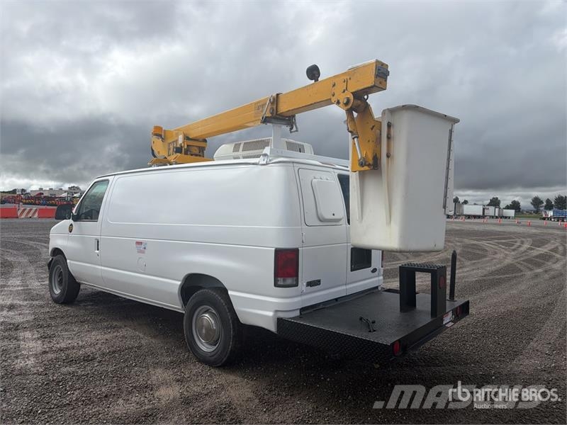 Ford ETT29SNV 29 ft on Ford E350 4x2 Camioneta con Can Pacēlāji uz automašīnas bāzes
