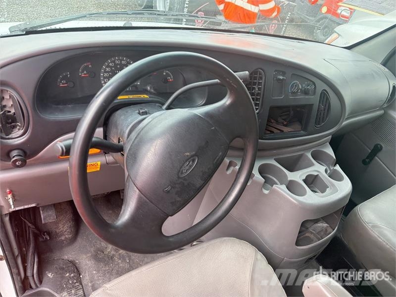 Ford ETT29SNV 29 ft on Ford E350 4x2 Camioneta con Can Pacēlāji uz automašīnas bāzes