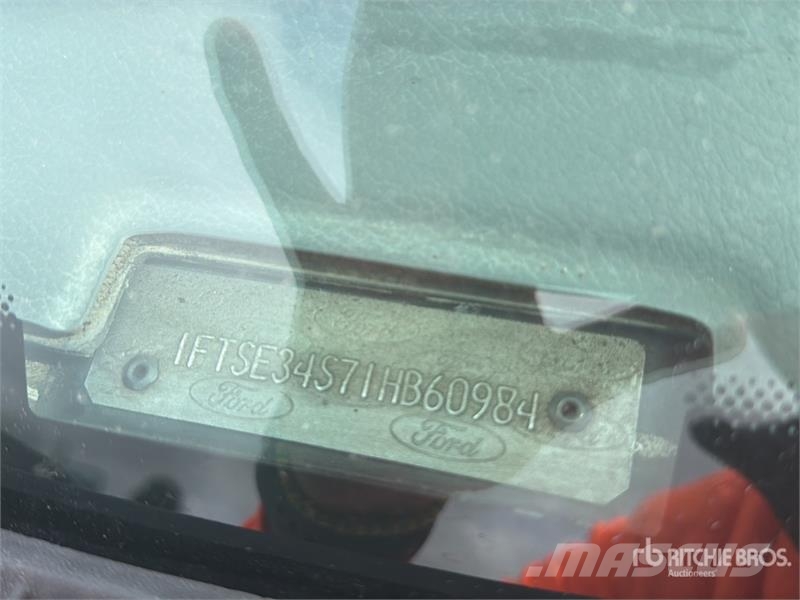 Ford ETT29SNV 29 ft on Ford E350 4x2 Camioneta con Can Pacēlāji uz automašīnas bāzes