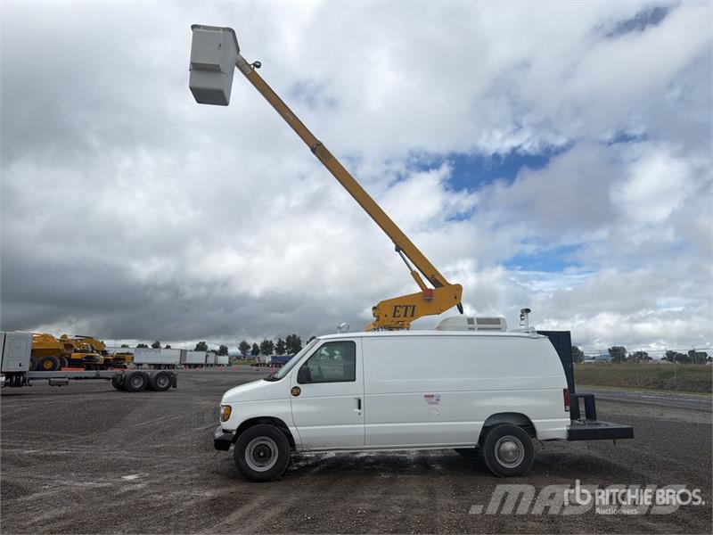 Ford ETT29SNV 29 ft on Ford E350 4x2 Camioneta con Can Pacēlāji uz automašīnas bāzes