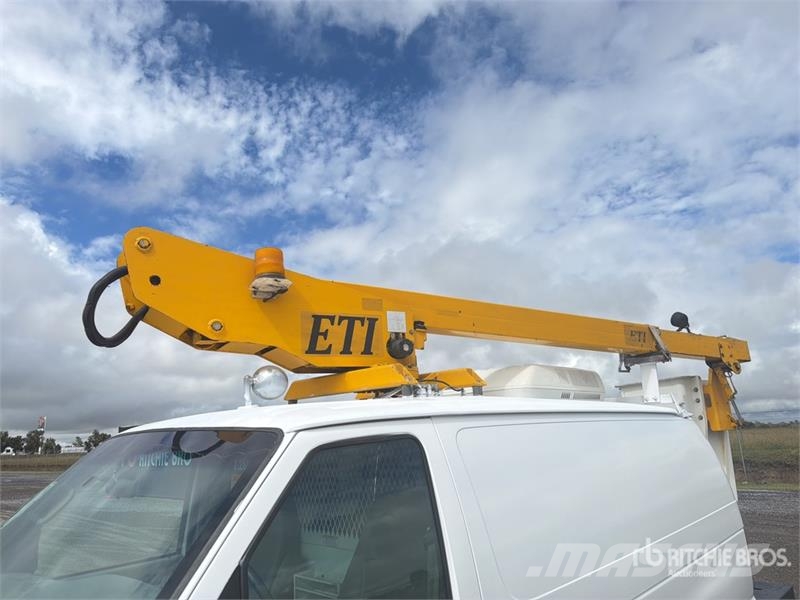 Ford ETT29SNV 29 ft on Ford E350 4x2 Camioneta con Can Pacēlāji uz automašīnas bāzes