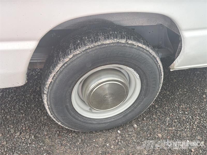 Ford ETT29SNV 29 ft on Ford E350 4x2 Camioneta con Can Pacēlāji uz automašīnas bāzes