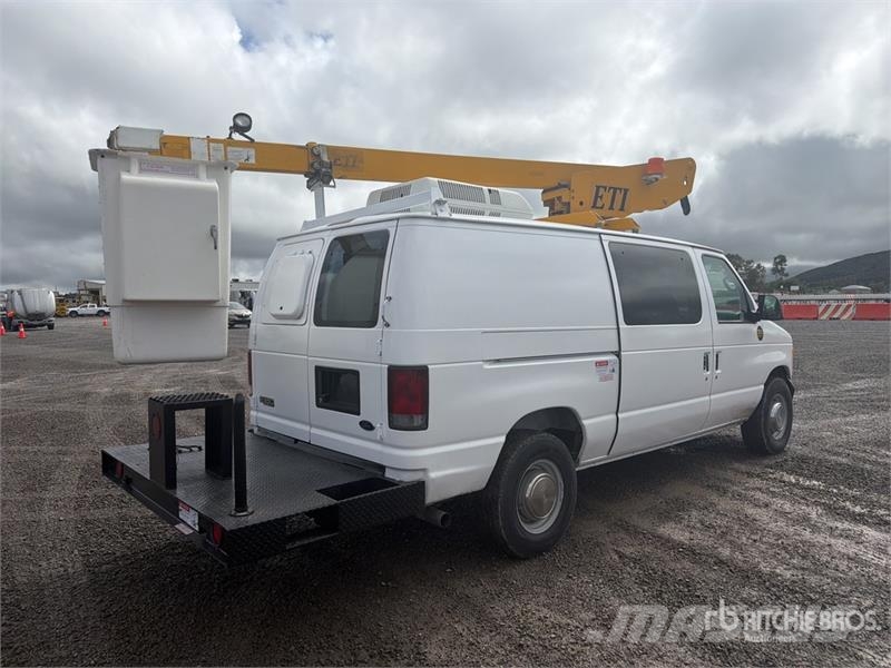 Ford ETT29SNV 29 ft on Ford E350 4x2 Camioneta con Can Pacēlāji uz automašīnas bāzes