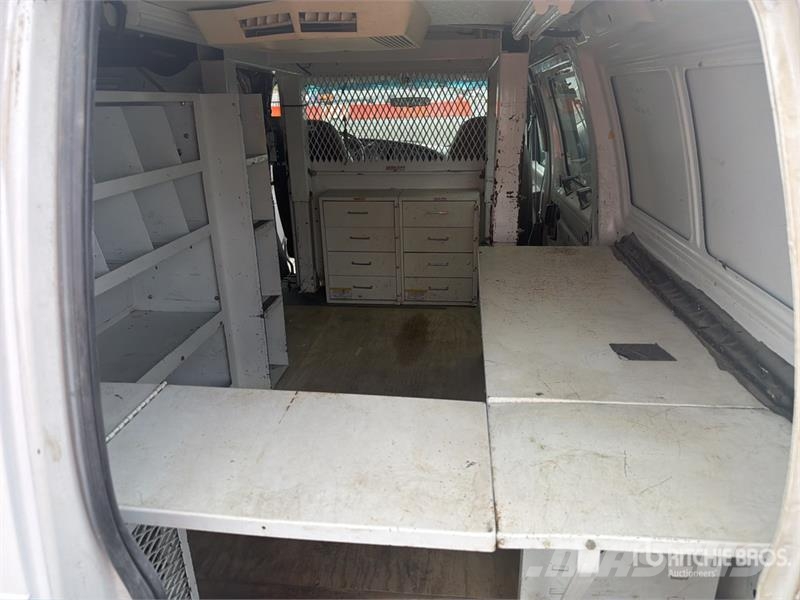 Ford ETT29SNV 29 ft on Ford E350 4x2 Camioneta con Can Pacēlāji uz automašīnas bāzes