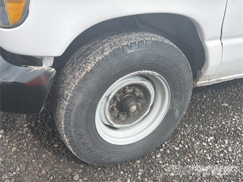 Ford ETT29SNV 29 ft on Ford E350 4x2 Camioneta con Can Pacēlāji uz automašīnas bāzes