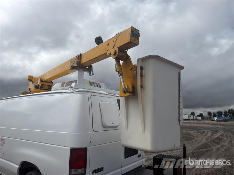 Ford ETT29SNV 29 ft on Ford E350 4x2 Camioneta con Can Pacēlāji uz automašīnas bāzes