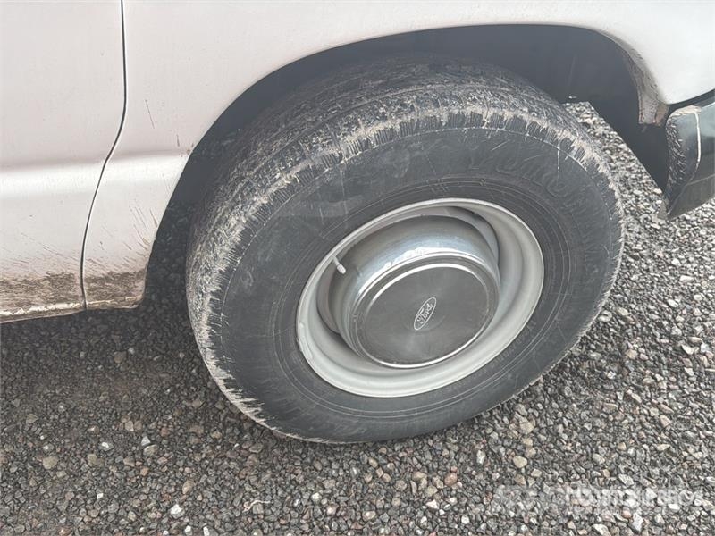 Ford ETT29SNV 29 ft on Ford E350 4x2 Camioneta con Can Pacēlāji uz automašīnas bāzes