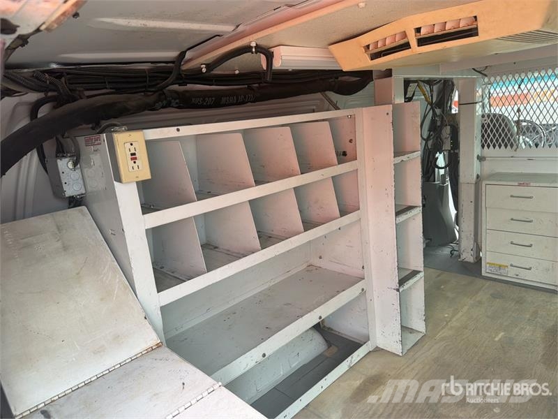 Ford ETT29SNV 29 ft on Ford E350 4x2 Camioneta con Can Pacēlāji uz automašīnas bāzes