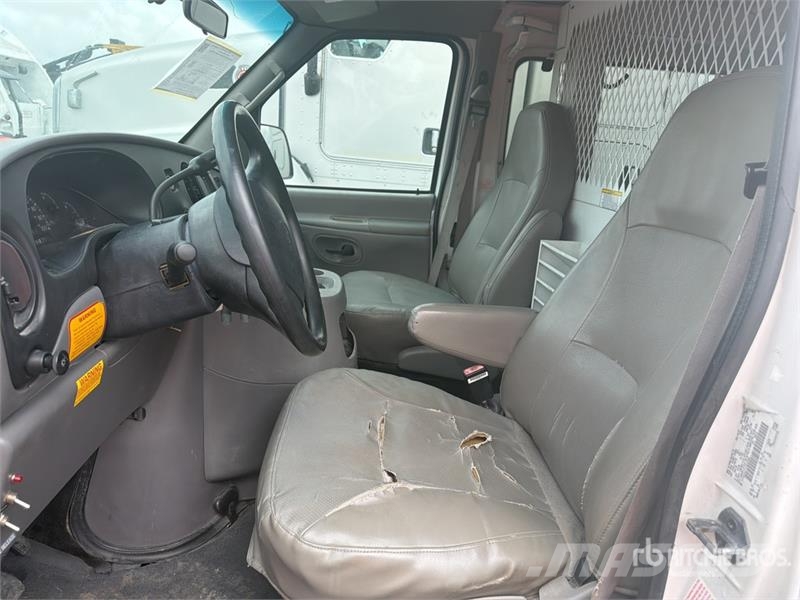 Ford ETT29SNV 29 ft on Ford E350 4x2 Camioneta con Can Pacēlāji uz automašīnas bāzes
