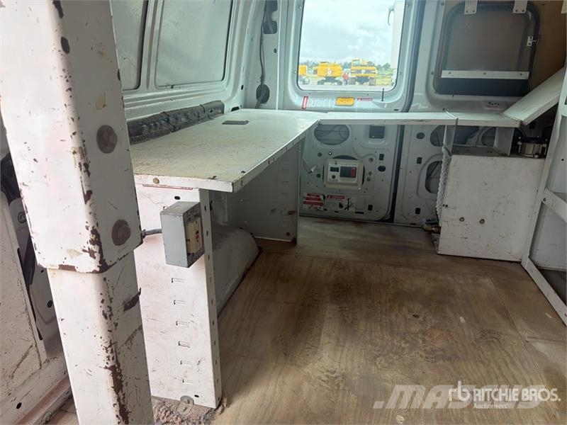 Ford ETT29SNV 29 ft on Ford E350 4x2 Camioneta con Can Pacēlāji uz automašīnas bāzes