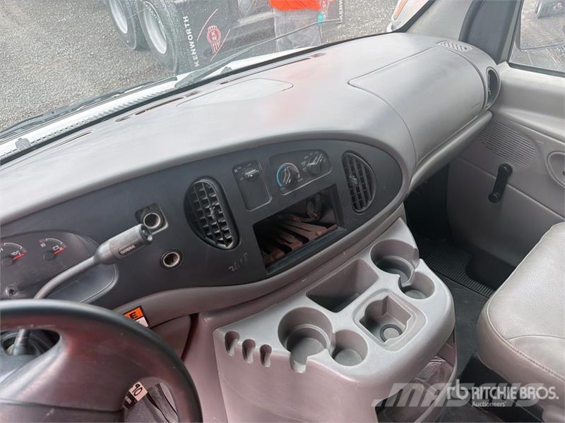 Ford ETT29SNV 29 ft on Ford E350 4x2 Camioneta con Can Pacēlāji uz automašīnas bāzes