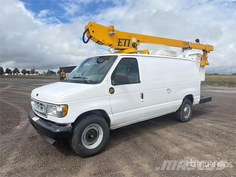 Ford ETT29SNV 29 ft on Ford E350 4x2 Camioneta con Can Pacēlāji uz automašīnas bāzes