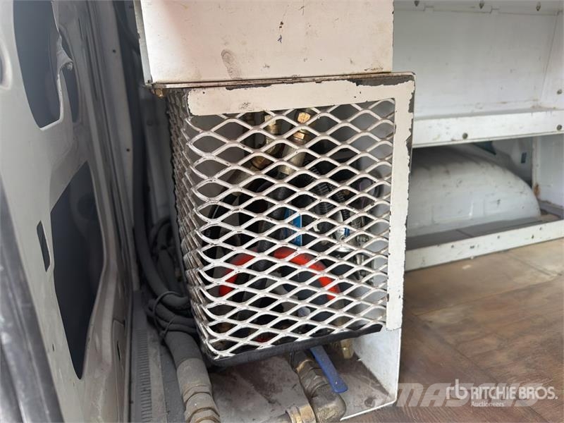 Ford ETT29SNV 29 ft on Ford E350 4x2 Camioneta con Can Pacēlāji uz automašīnas bāzes