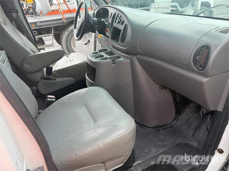 Ford ETT29SNV 29 ft on Ford E350 4x2 Camioneta con Can Pacēlāji uz automašīnas bāzes