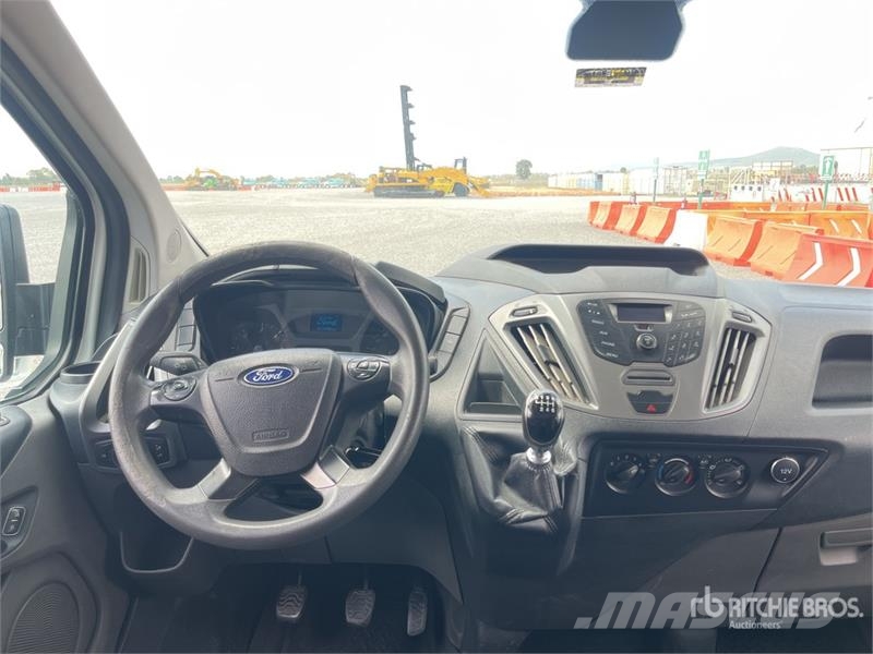 Ford Transit Camioneta con Caja Seca / Cargo Van Dostavna vozila / kombiji