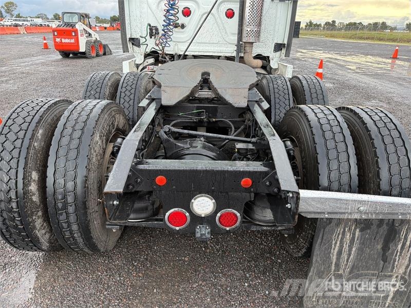Freightliner 6x4 Tractocamion con Dormitorio / T/A Sleeper Truc Vilcēji