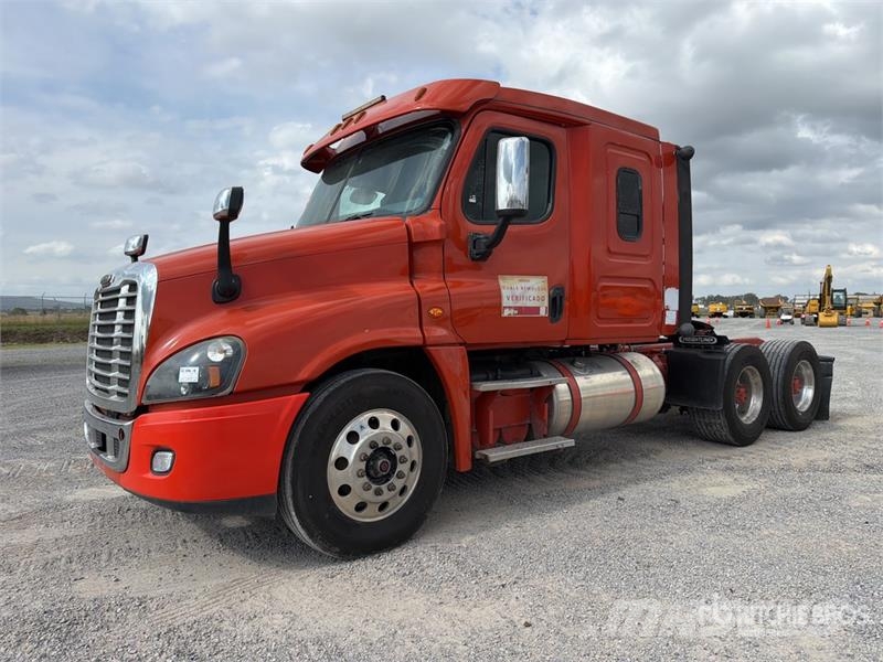 Freightliner Cascadia 125 6x4 Tractocamion con Dormitorio / T/A Motrici e Trattori Stradali
