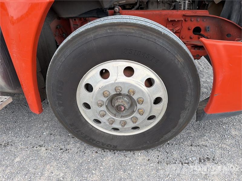 Freightliner Cascadia 125 6x4 Tractocamion con Dormitorio / T/A Motrici e Trattori Stradali