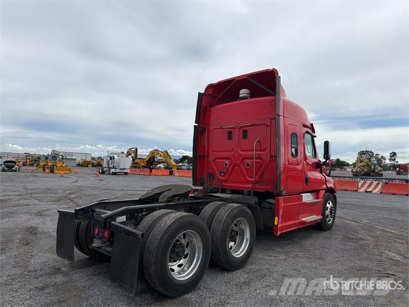 Freightliner Cascadia 125 6x4 Tractocamion con Dormitorio / T/A Nyergesvontatók