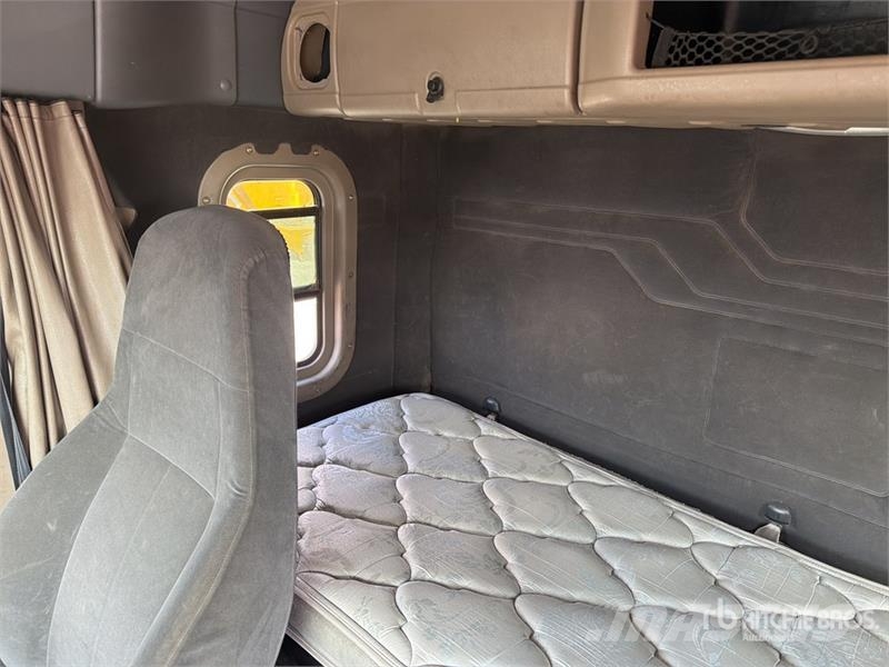 Freightliner Cascadia 125 6x4 Tractocamion con Dormitorio / T/A Tegljači