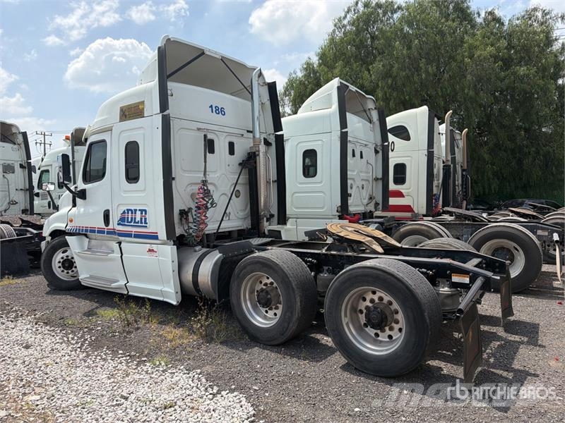 Freightliner Cascadia 125 6x4 Tractocamion con Dormitorio / T/A Cabezas tractoras