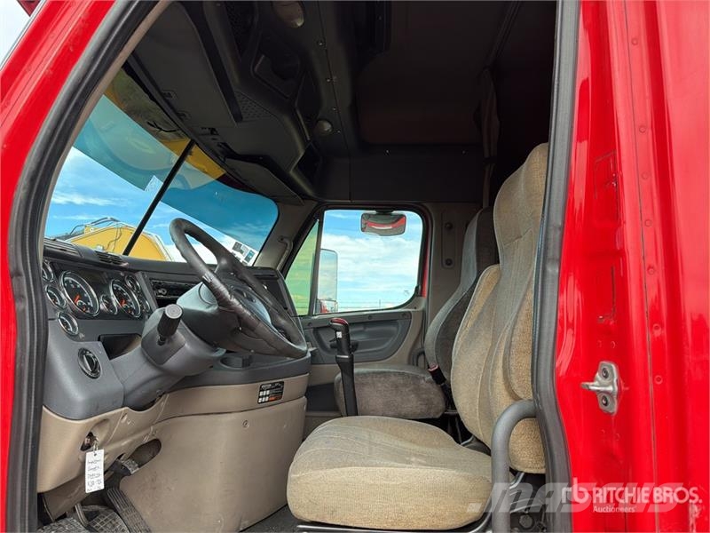 Freightliner Cascadia 125 6x4 Tractocamion con Dormitorio / T/A Nyergesvontatók