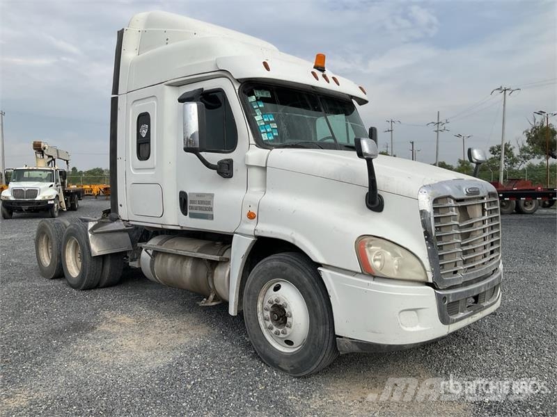 Freightliner Cascadia 125 6x4 Tractocamion con Dormitorio / T/A Motrici e Trattori Stradali