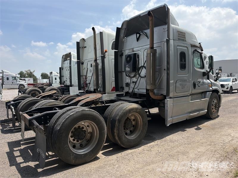 Freightliner Cascadia 125 6x4 Tractocamion con Dormitorio / T/A Cabezas tractoras