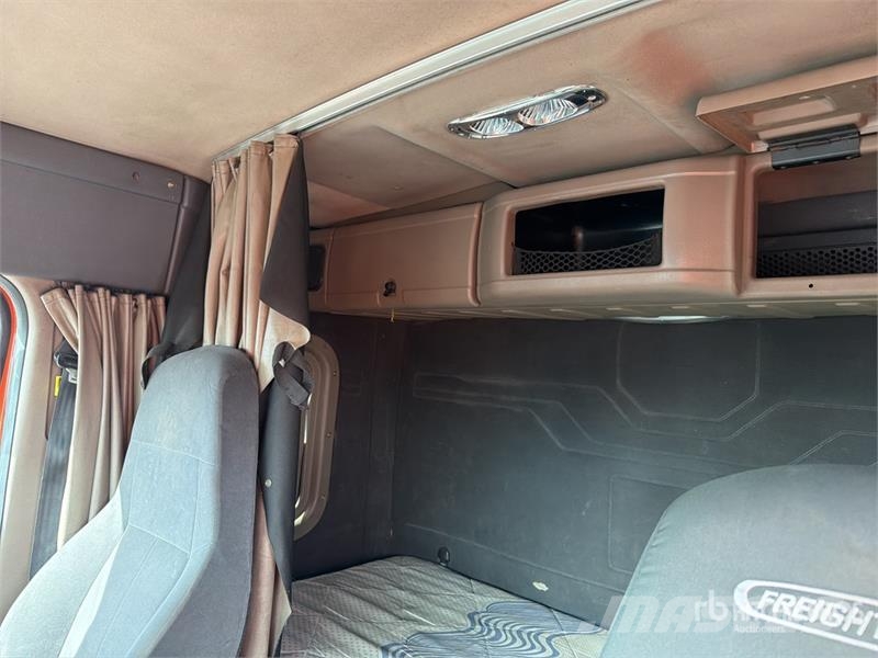 Freightliner Cascadia 125 6x4 Tractocamion con Dormitorio / T/A Nyergesvontatók