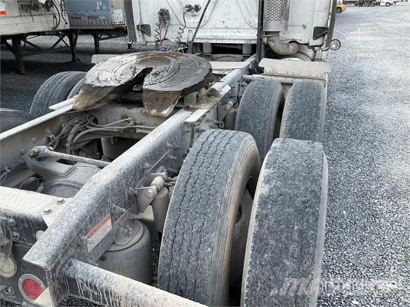 Freightliner Cascadia 125 6x4 Tractocamion con Dormitorio / T/A Motrici e Trattori Stradali
