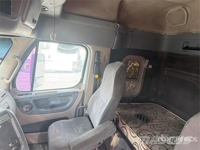 Freightliner Cascadia 6x4 Tractocamion con Dormitorio / T/A Sle Tractor Units