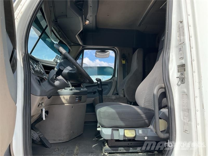 Freightliner Cascadia 125 6x4 Tractocamion con Dormitorio / T/A Tegljači