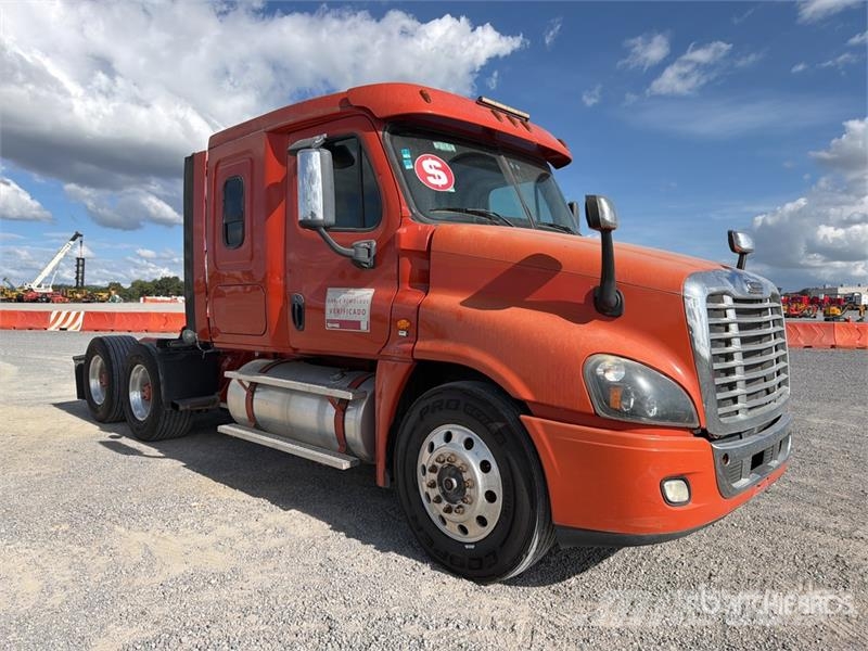 Freightliner Cascadia 125 6x4 Tractocamion con Dormitorio / T/A Tegljači
