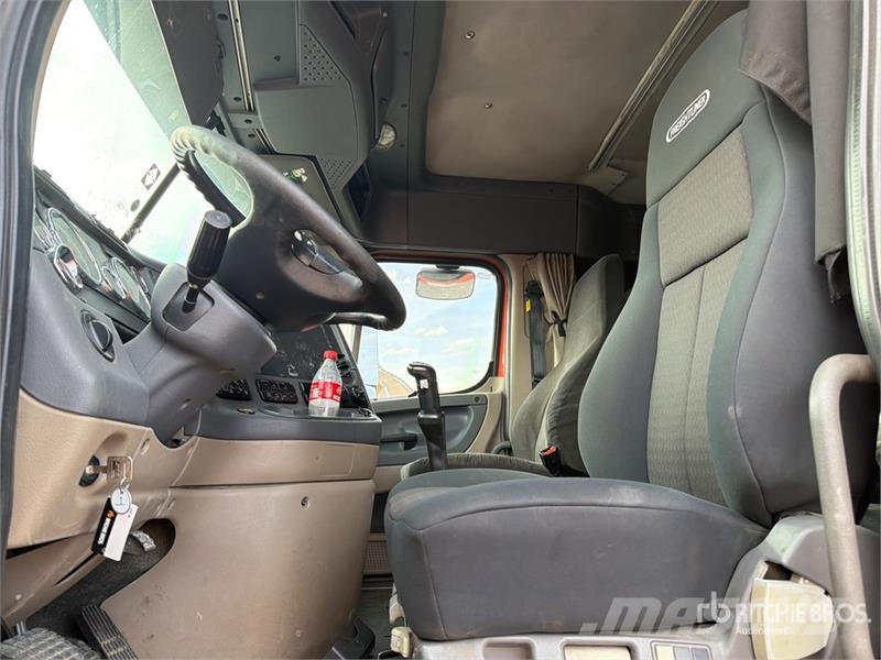 Freightliner Cascadia 125 6x4 Tractocamion con Dormitorio / T/A Nyergesvontatók