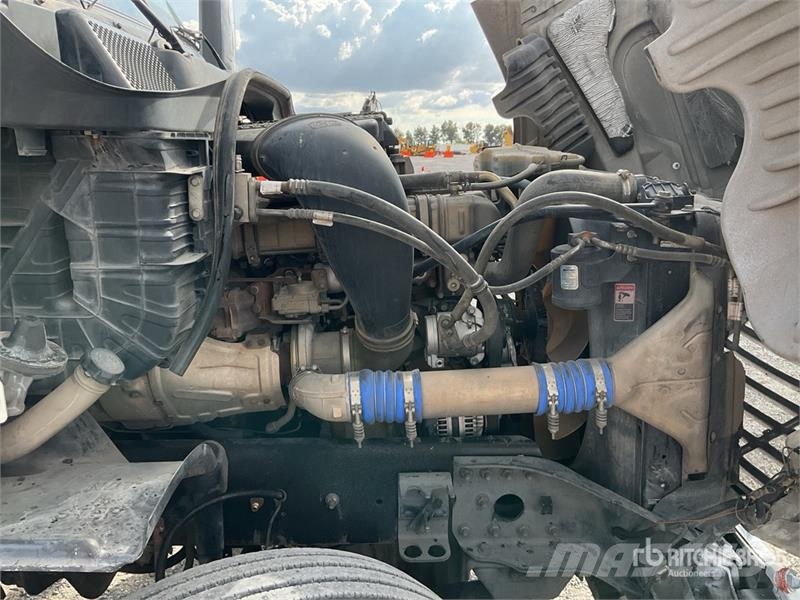 Freightliner Cascadia 125 6x4 Tractocamion con Dormitorio / T/A Tegljači