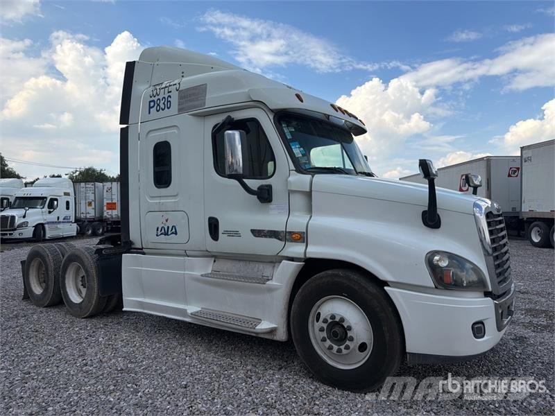 Freightliner Cascadia 125 6x4 Tractocamion con Dormitorio / T/A Cabezas tractoras