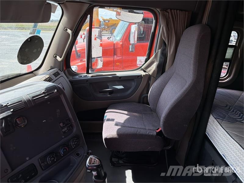 Freightliner Cascadia 125 6x4 Tractocamion con Dormitorio / T/A Nyergesvontatók