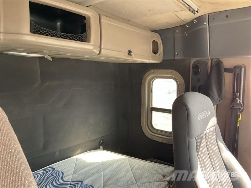 Freightliner Cascadia 125 6x4 Tractocamion con Dormitorio / T/A Tegljači