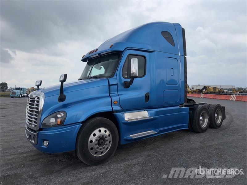 Freightliner Cascadia 125 6x4 Tractocamion con Dormitorio / T/A Nyergesvontatók