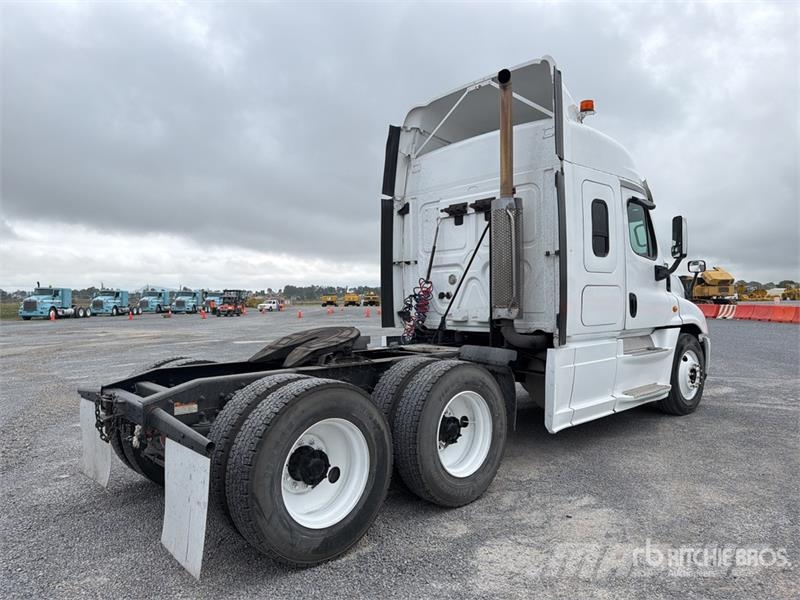 Freightliner Cascadia 125 6x4 Tractocamion con Dormitorio / T/A Naudoti vilkikai