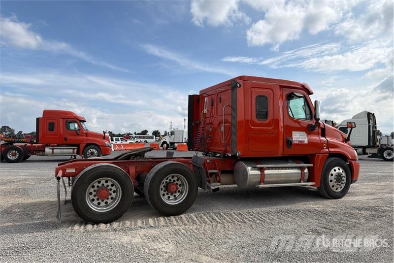 Freightliner Cascadia 125 6x4 Tractocamion con Dormitorio / T/A Motrici e Trattori Stradali