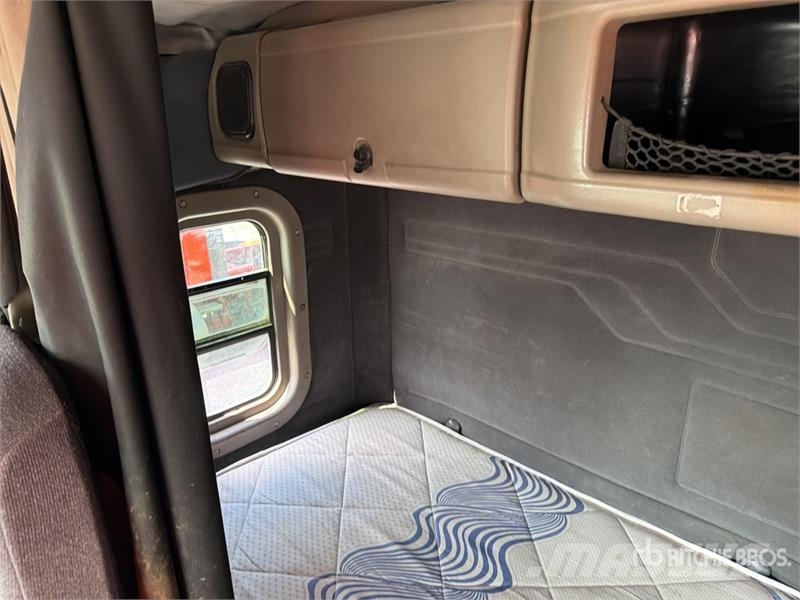 Freightliner Cascadia 125 6x4 Tractocamion con Dormitorio / T/A Nyergesvontatók