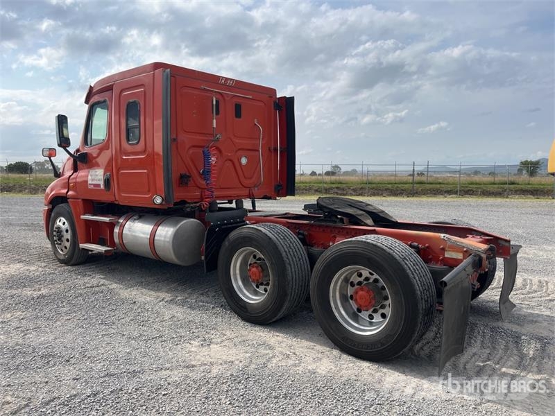 Freightliner Cascadia 125 6x4 Tractocamion con Dormitorio / T/A Motrici e Trattori Stradali
