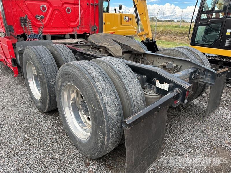 Freightliner Cascadia 125 6x4 Tractocamion con Dormitorio / T/A Nyergesvontatók