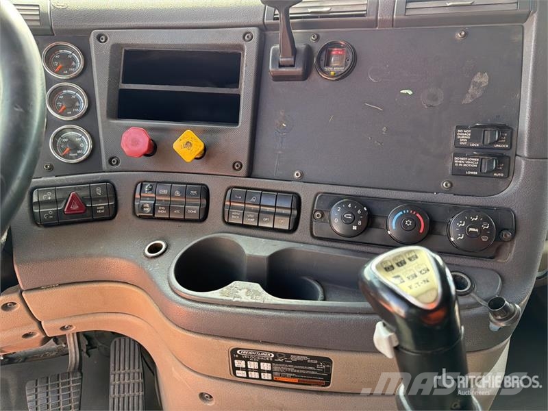 Freightliner Cascadia 125 6x4 Tractocamion con Dormitorio / T/A Nyergesvontatók