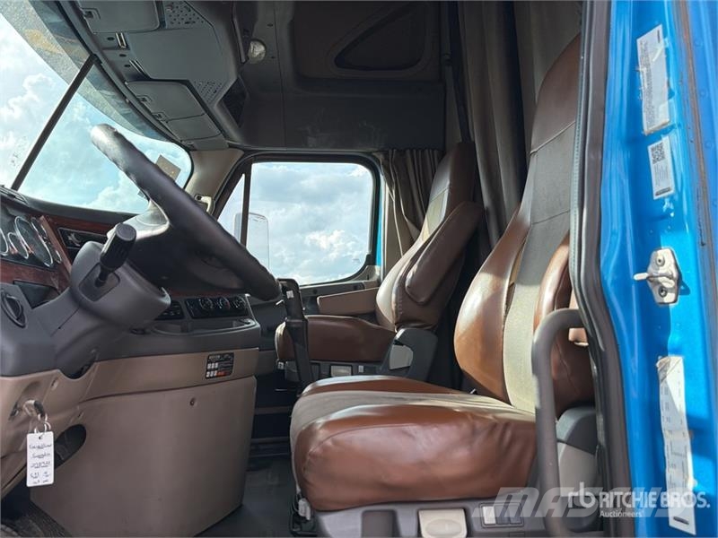 Freightliner Cascadia 125 6x4 Tractocamion con Dormitorio / T/A Nyergesvontatók