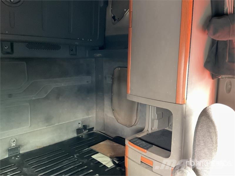 Freightliner Cascadia 6x4 Tractocamion con Dormitorio / T/A Sle Naudoti vilkikai