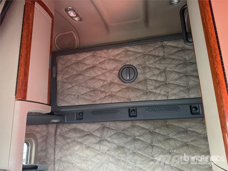 Freightliner Cascadia 125 6x4 Tractocamion con Dormitorio / T/A Nyergesvontatók